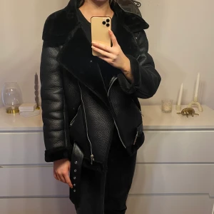 Aviatorjacket nakd - snygg aviatorjacka från nakd, varm och mysig perfekt till vintern! använd ett fåtal gånger, som nyskick🤍 köpt för 1000kr tidigt nu i höst