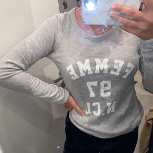 Grå tröja - En grå sweatshirt med vit tryck på bröstet, i storlek xs. Bra sick och skönt material.