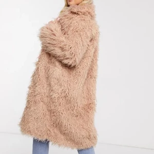 Kapp - Säljer denna rosa faux fur coat från Nakd i storlek 36! Säljer för 400kr inkl frakt!