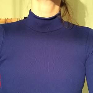 Sjukt snygg k
ornblå tight ribbad poloklänning från HM trend. Inköpt nu i höst och endast använd 2 ggr. Nypris 399kr.

Frakt 45kr.
