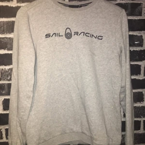 Sail racing tröja  - Hej! Säljer nu Min killes Kläder han inte har användning för längre💓 köpt på kidsbrandstore För 699kr skick 9/10 Storlek:170 