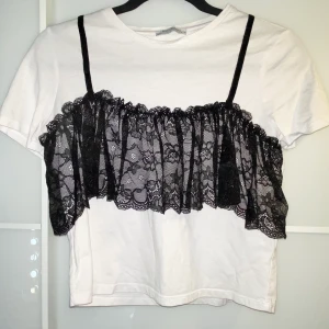 Topp från Zara - Oanvänd topp från Zara i strl XS/S, 70kr+ frakt ❤️