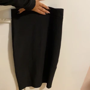 Kjol  - Jätte fin stickad kjol som är lång till knän med dragkedja och slitning på baksidan. Väldigt stretchig 