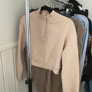 Croppad sweatshirt - Beige tröja från Nelly, aldrig använd av mig!