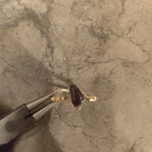 Guldring - Gör även denna design på ring, finns flera alternativ för smycke i mitten. Både glaspärlor, ametist, rosenkvarts och lite till. Skriv om du är intresserad. 50kr inkl frakt.