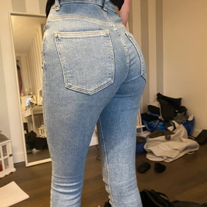 Byxor Me slits - Byxor Me egenklippt slits från Gina. Sitter lite kort på mig som är 170cm lång.