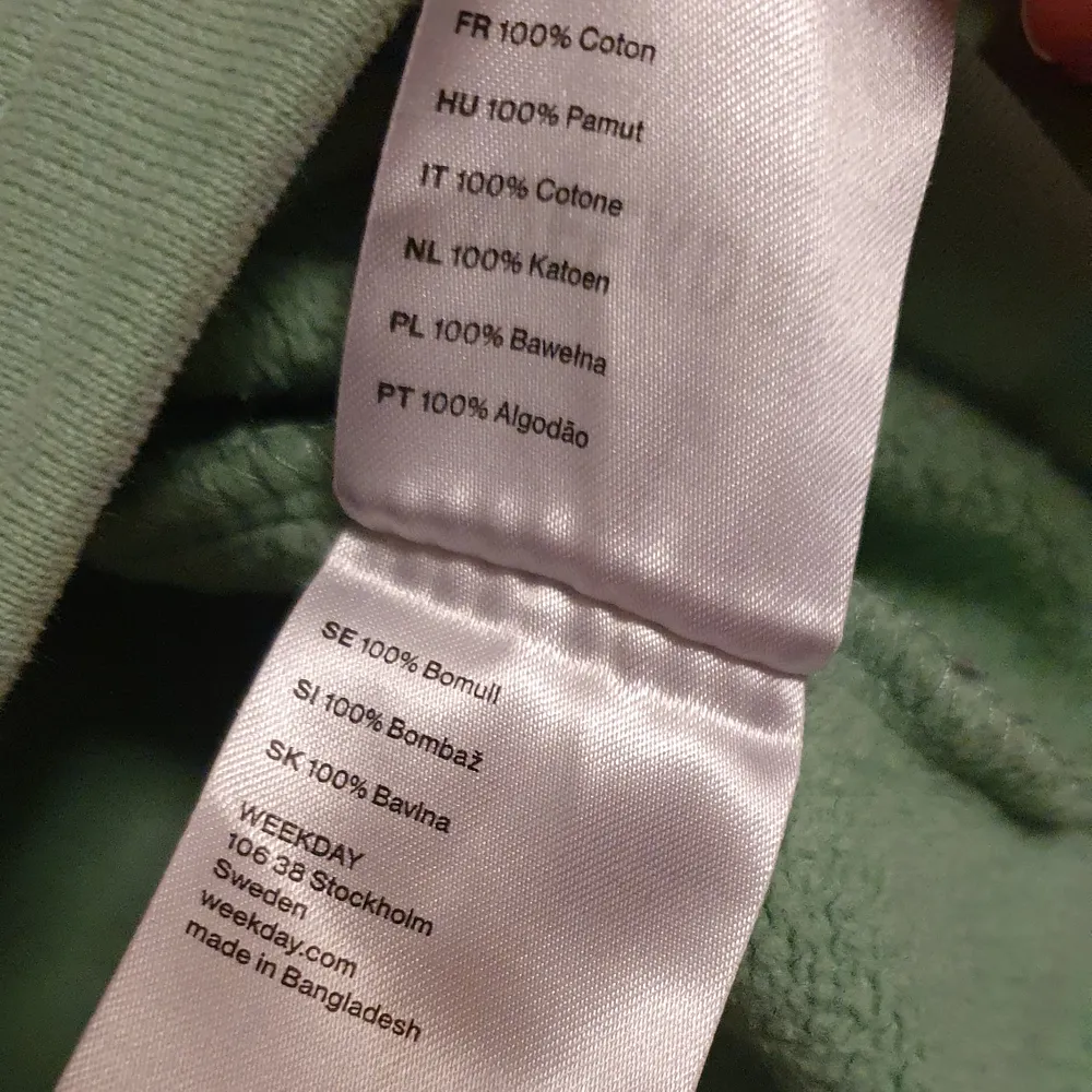 En grön lite croppad hoddie med vida ärmar. Storlek M och i 100% bomull. I bra skick. Köparen betalar frakten och betalning sker via swish. Hupparit & Collegepaidat.