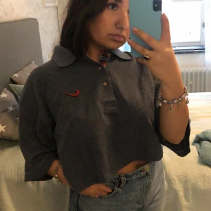 Vintage tröja  - Skit cool vintage tröja NIKE✨ det är som en magtröja. Jag köpte denna för 300 och vill gärna sälja den 200kr✨har använt den 2-3 gånger. Jättebekvän å passar till allt🤩🤩. Storlek:L men passar till alla🤩🤩inklusive frakt!!!
