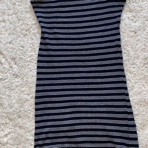 Randig klänning ifrån primark i strl 38 - Blårandig kort bodycon-klänning ifrån primark 2017. Strl 38 och knappt använd