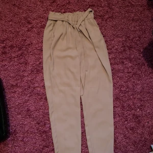 Bikbok  - Hejsan, säljer denna kostymbyxa från BikBok. Använd 2 gånger men säljer eftersom den är lite för lång för mig.