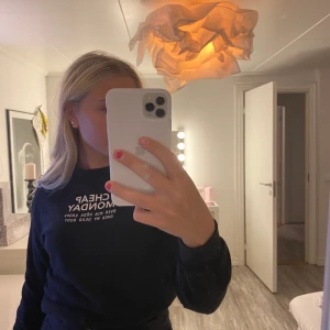 Cheap monday sweatshirt  - En jätte fin Cheap monday sweatshirt som knappast är använd , den har en väldigt fin pass form och sitter som en Smeck 