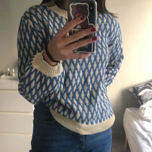 As fin stickad tröja  - Världens finaste stickade tröja, aldrig använd få jag känner att det inte riktigt är min stil. Säljer endast vid bra bud då jsg forfarande gillar den så pass mycket. Köparen står för frakt som är spårbar💘💘250kr startbud 