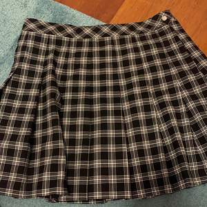 Gullig school girl kjol , aldrig använd. Shopte för några veckor sen. Storlek L (42)