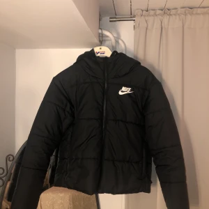 Jacka nike - Nypris 1000kr köpt för två år sen, säljer för jag har slutat använda den. Storlek M 