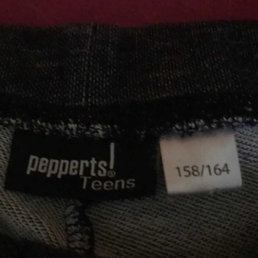 Gråa byxor från pepperts passar typ på 10/11 åringar☺️använda 1 gång. Jeans & Byxor.