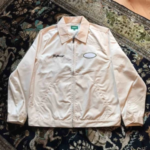  - Helt oanvänd jacka från golf.  En jättefin jacka från golfs senaste drop med fint broderi både på fram och baksida. Jag säljer den för att den inte passar mig :((