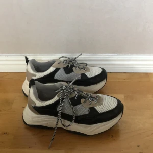 K cobler sneakers - Sneakers från k cobler. Supersköna och snygga, älskar dom men får aldrig användning för dom 