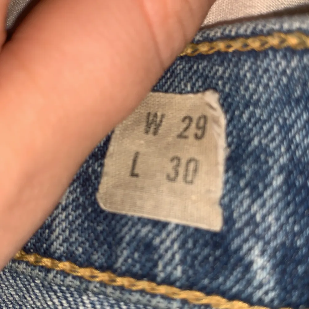 Mom jeans från Vero Moda i strl 29/30. Bra skick och sitter super snyggt på. Första till kvarn. Köparen står för frakten om den inte är möjligt att mötas upp. Nypris 600kr . Jeans & Byxor.