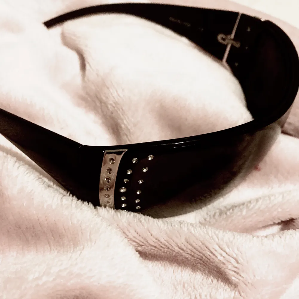 Svarta solglasögon med glittriga diamanter. Första bilden är lånad, men ungefär så är passformen 💕. Accessoarer.