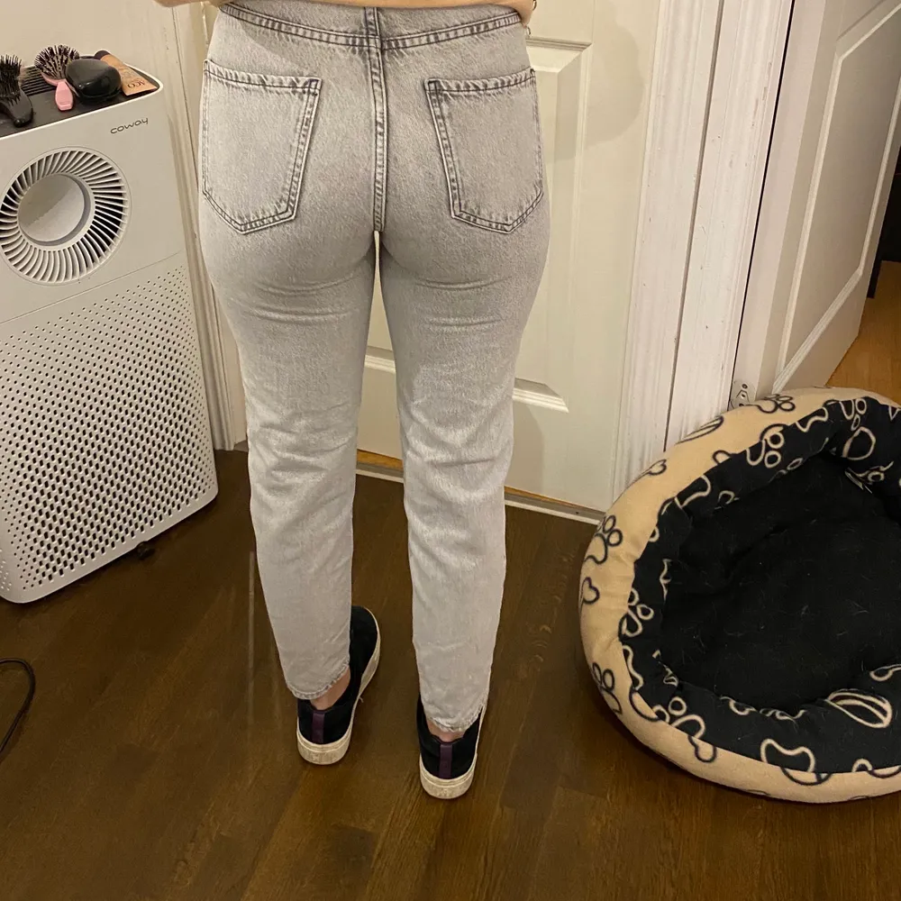 Ljus gråa jeans från Gina st 32 momjeans anvönda 2 gånger som nya. Jeans & Byxor.