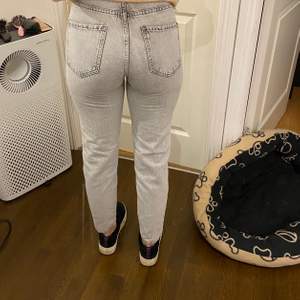 Ljus gråa jeans från Gina st 32 momjeans anvönda 2 gånger som nya