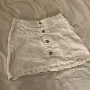 Jeanskjol strl 134/140 barn från lindex - En jeanskjol från Lindex storlek 134/140 för barn den är för liten för mig nu men den är i bra skick