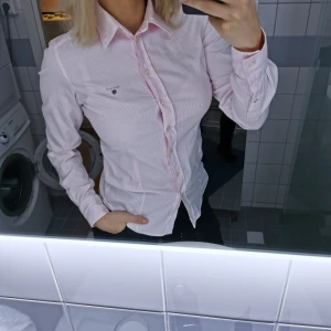 Gant skjorta str 34 - Fin gant skjorta. Använd 1 gång och i absolut nyskick. Köparen står för frakten 😊