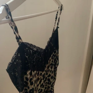 Leopard linne - Ett festligt linne med leopard mönster, perfekt vid festtillfällen. På linnet är det även svart spets. Använd 1 gång. Tvättar plagget innan säljning. Frakten står köparen för. Skriv om ni har några funderingar !!🤍💓🌸 