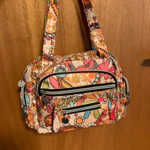 Väska - En fin väska som nästan aldrig är andvänd och i superfint skick. Den är ganska liten och har många små fack. Det finns öglor för axelband men inget axelband tyvärr.               För övriga frågor är det bara att höra av sig☺️ OBS! Köparen står för frakten!!