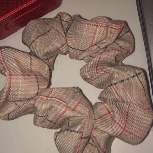 Scrunchie - Säljer denna scrunchie, aldrig använd 