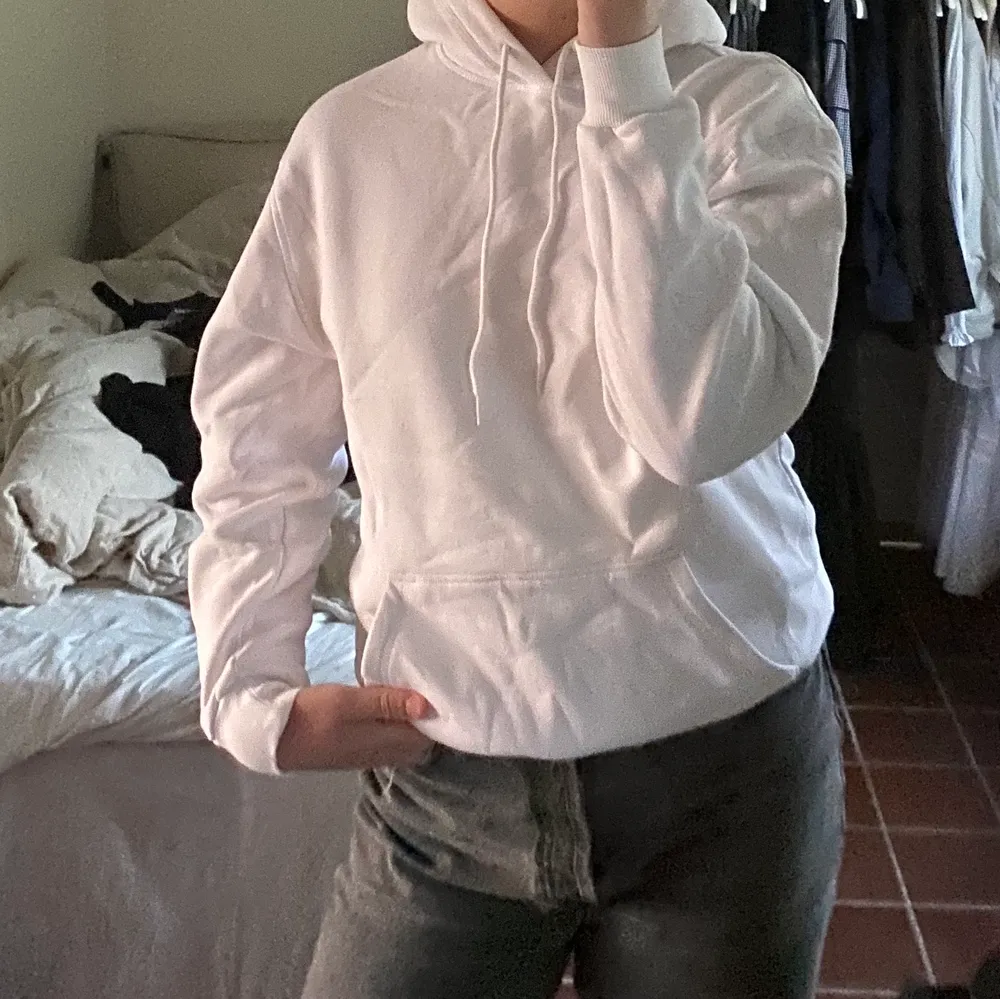 Säljer vit hoodie från Hm i storlek S (men ganska oversized) som tyvärr blivit lite för liten för mig! Buda i kommentarerna! Startbud: 150 kr (frakt inkluderat i priset) . Hoodies.