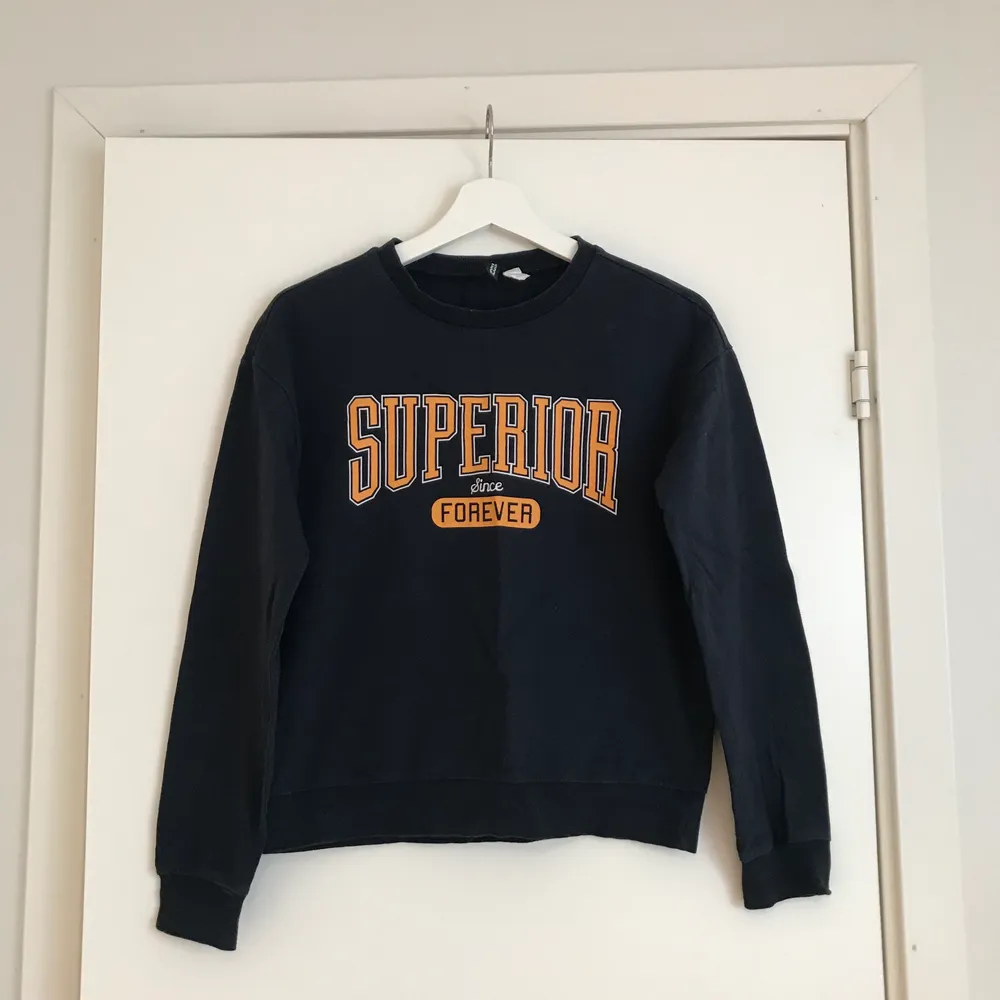 Superskön marinblå sweater med tryck från H&M i storlek S!. Tröjor & Koftor.