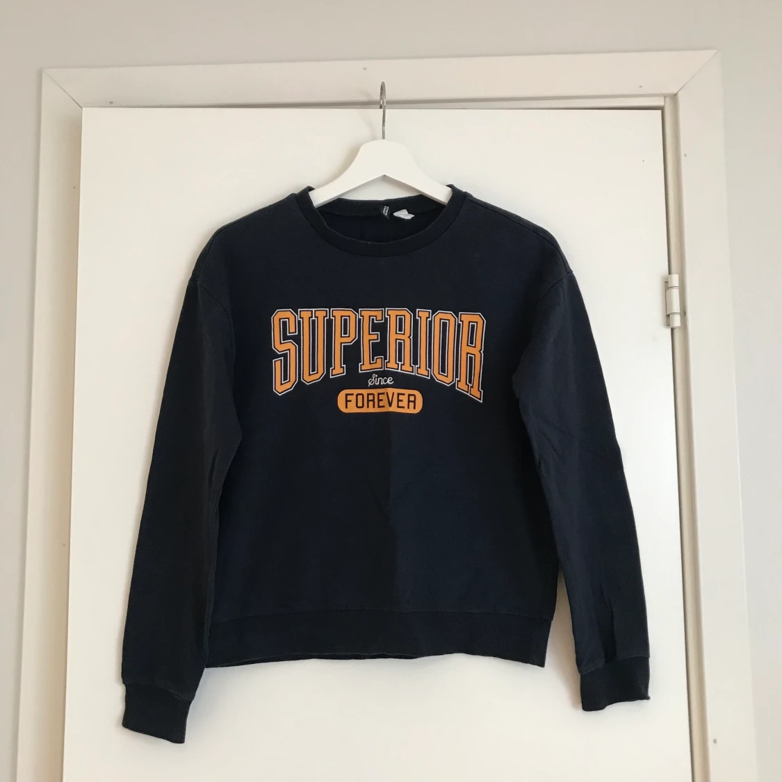 Marinblå sweater från H&M i storlek S