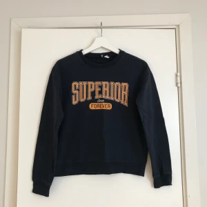 Marinblå sweater från H&M i storlek S - Superskön marinblå sweater med tryck från H&M i storlek S!