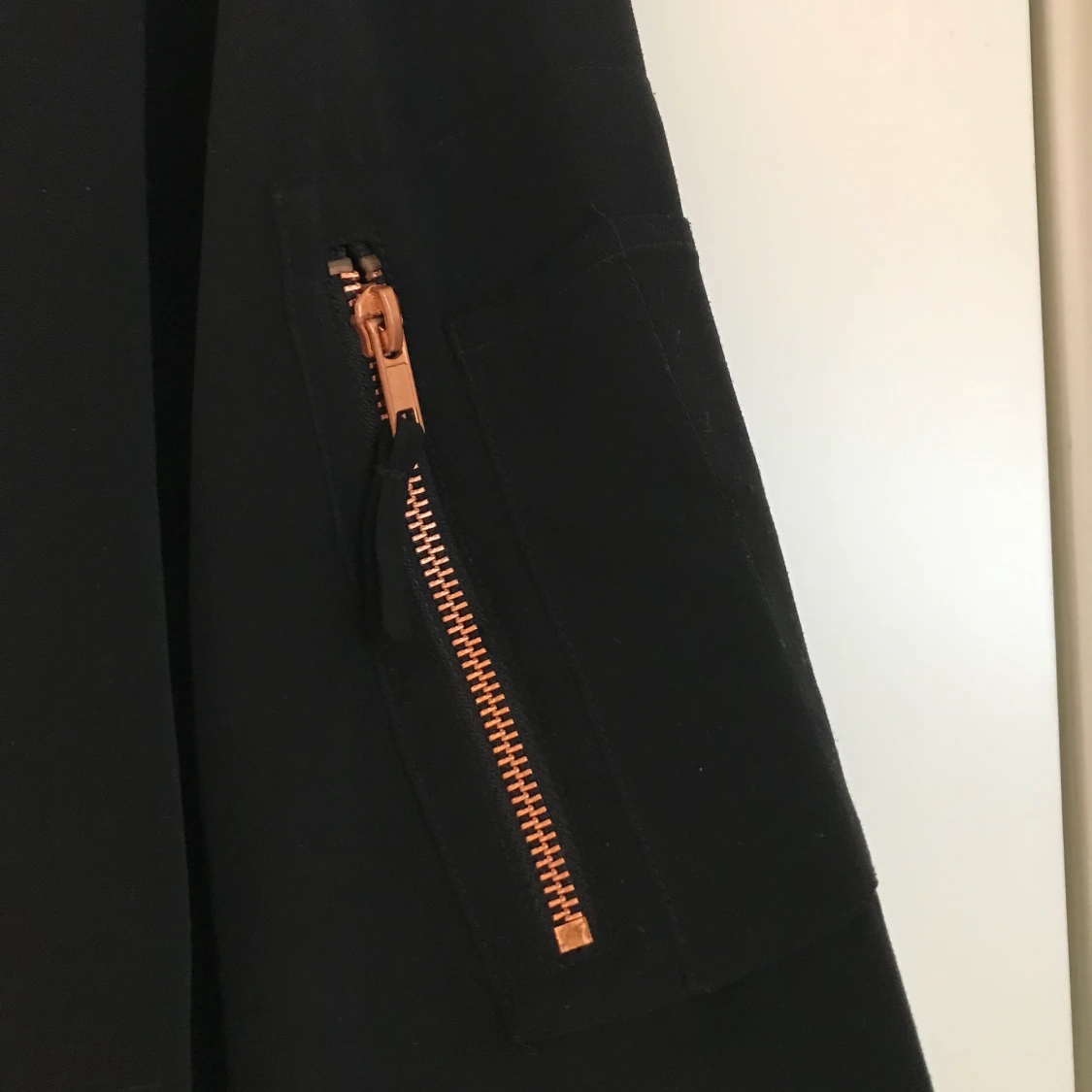 Svart bomberjacka från Monki i storlek XS/S - 90