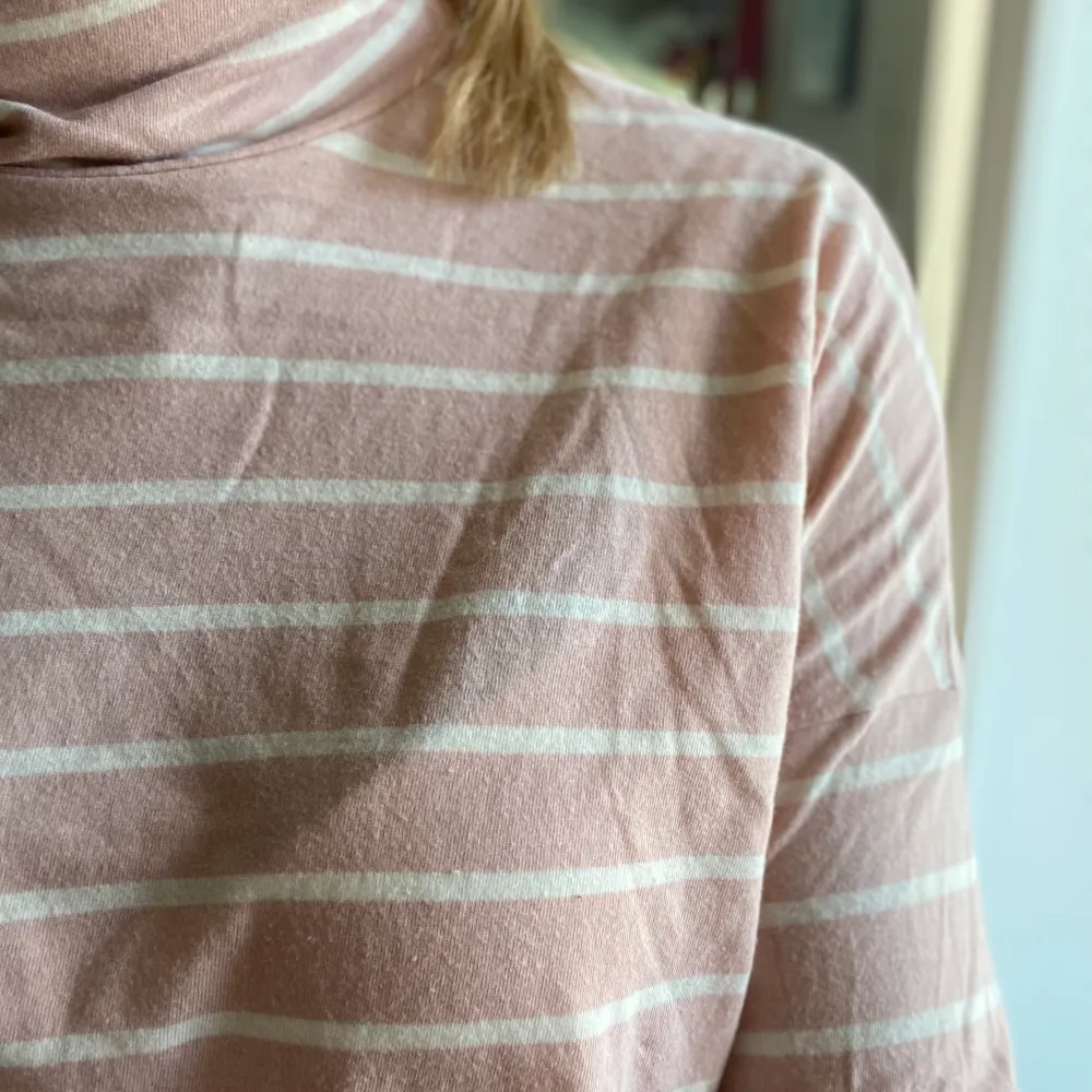 Randig, lössittande turtle neck. Jättefin och näst intill oanvänd tröja. Jättebekvöm då den inte sitter åt någonstans. Materialet är väldigt skönt. 100kr och frakt tillkommer om man inte kan mötas upp . Skjortor.