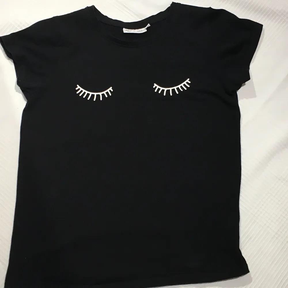 Säger min svarta t-shirt med blundade ögon, använd väldigt få gånger och är i bra skick💖 köpare står för frakt 🥰. T-shirts.