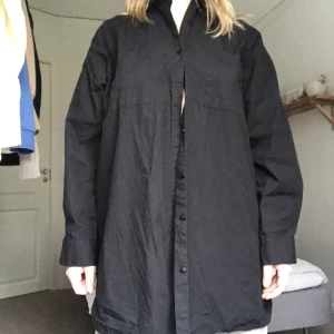 Oversized svart skjorta - Oversized skjorta i svart från Nelly.com inköpt i sommar och fint skick. Inköpt för 399, bud startar på 120 + frakt på 63kr. 