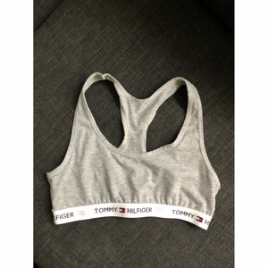 Tommy Hilfiger top  - Jättesöt top från Tommy Hilfiger som ny i storlek S men skulle snarare säga att den passar bättre på XS. Möts gärna upp i Malmö annars tillkommer frakt 💌