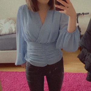 Parisian  - Säljer denna blåa blus från Nelly. Skit snygg och använd bara 1 gång