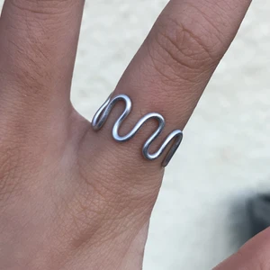 Ring - Säljer en väldigt fin silvrig ring som jag gillar väldigt mycket 💖 Den är justerbar, köparen står för frakten och kan skicka fler bilder av den privat 💖