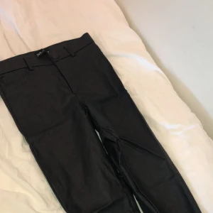 Svarta skinbyxor  - Svart ”skinbyxor” från Zara. Använda endast en gång. Fint skick. Köparen står för frakt✨