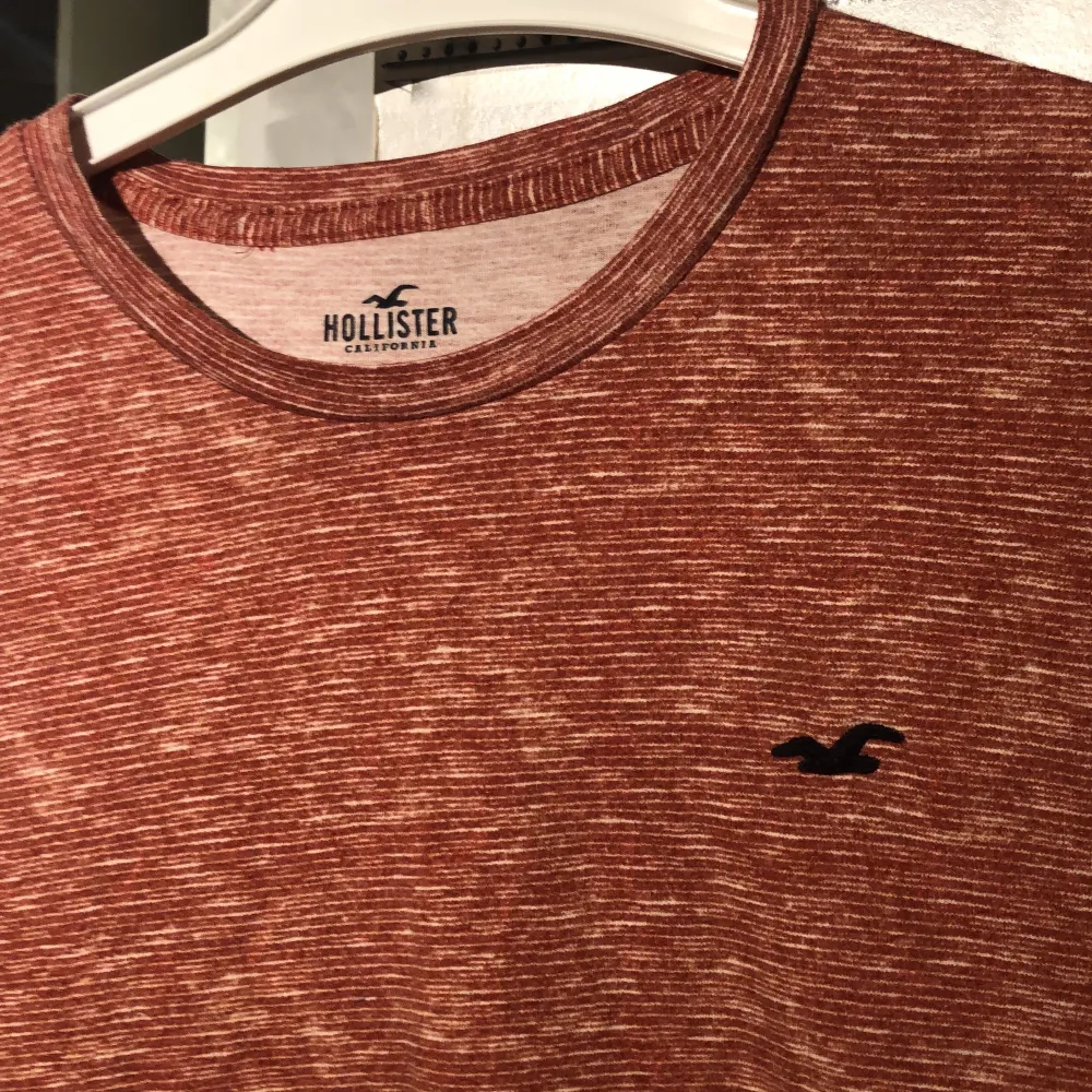 Säljer min gamla Hollistertröja som köptes 2015 i Mall of America! Tröjan är använd runt 10 gånger och är i gott skick! Storleken är S men designen är ganska oversize/flowie! . T-shirts.