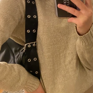 Tröja från hm - Säljer denna fina tröja från hm. Den är ljusbeige och är i något stickat material men absolut inte stickig🥰hör av dig vid frågor sant intresse💓