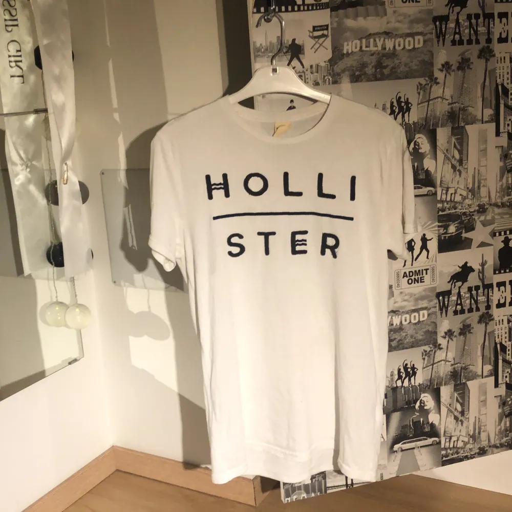 Säljer denna t-shirt från Hollister, storlek S! T-shirten sitter ganska löst men snyggt och är i bra form, använd fåtalet gånger! . T-shirts.