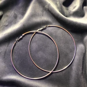 Örhängen  - Stora örhängen som är runda, tappat färgen lite men går fortfarnde att användas. (Rengör såklart smycket innan jag skickar)