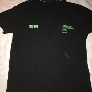 New Yorker T-shirt  - Hej! Säljer denna T-shirt för 20kr + frakt 42kr! Köpt på New Yorker men har tröttnat på den, Storlek S men den är rätt så Oversized så passar M💗 kan mötas upp och frakta👏🏽