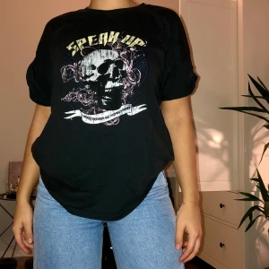 T-shirt - T-shirt med tryck, från Gina 👀 Strl M. Det står ”Speak up - Words unspoken are promises broken.” Använd fåtal ggr! Pris inkl frakt: 130 kr. 📦🤍 Mina paket är alltid spårbara och jag skickar bildbevis på både paket o frakthandling!