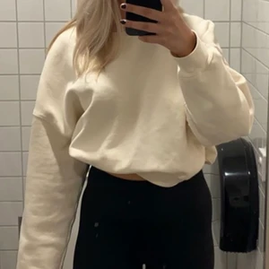 Collegetröja - Skitsnygg krämvit collegetröja från BikBok 💘 bra skick!