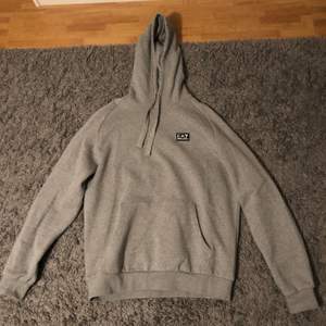 Nypris 1049kr. Väldigt bra skick 10/10! Använd ett fåtal gånger. Väldigt snygg och enkel grå hoodie till vardagen. Hör av dig vid intresse!